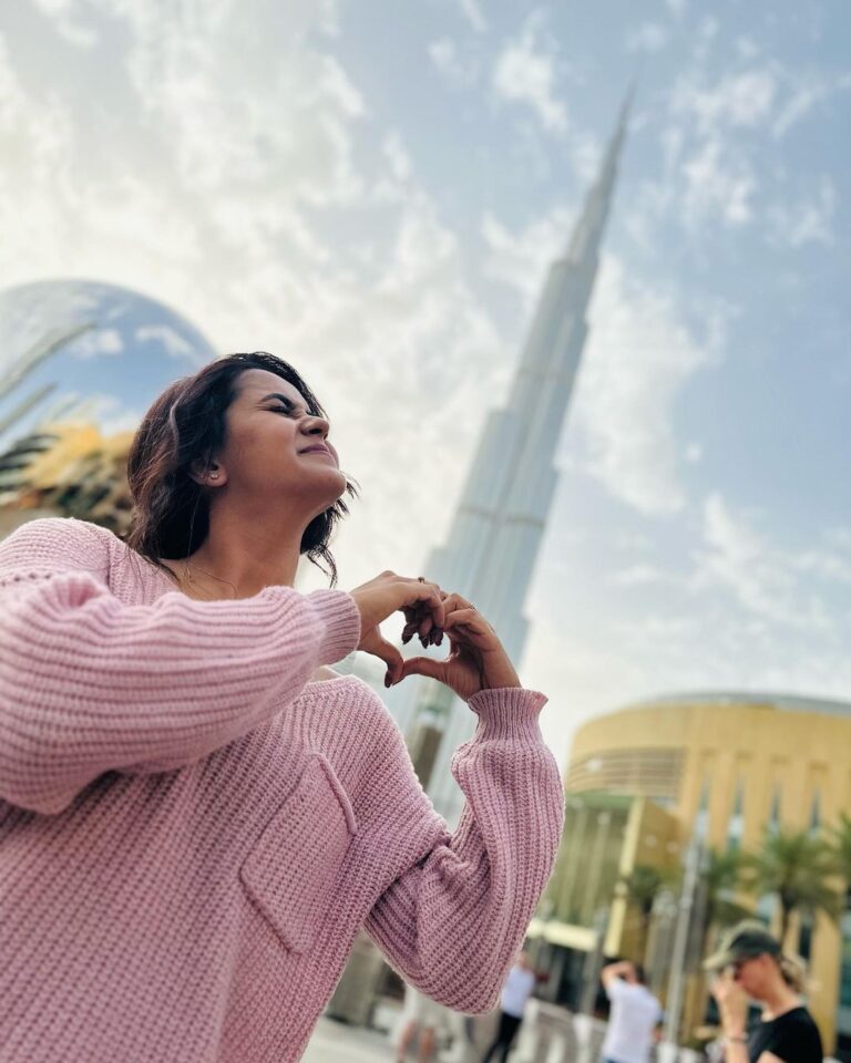 Chaitra Reddy Instagram - Travel is a therapy..! @touronholidays 🌸 #dubaiwithtouron #letstouron #touronmoments Dubai Mall-Burj Khalifa
