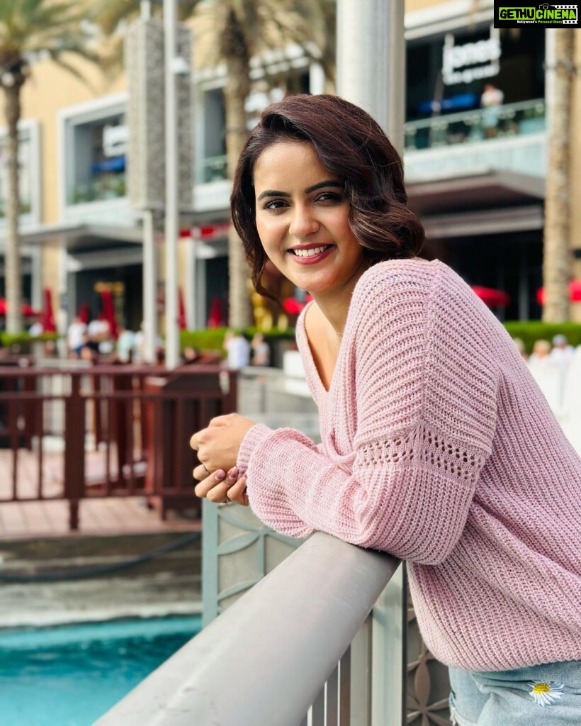 Chaitra Reddy Instagram - Travel is a therapy..! @touronholidays 🌸 #dubaiwithtouron #letstouron #touronmoments Dubai Mall-Burj Khalifa