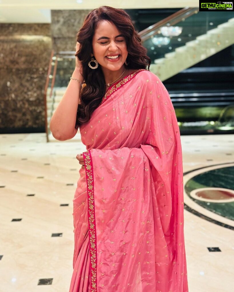 Chaitra Reddy Instagram - This beautiful saree is from @selaiyum_ravikaiyum ..! I badly wanted to post and give a shout out to my dearest akka @yamuna__chinnadurai her styling and taste is so elegant…! Do check out the page for more beautiful collection ❤ And meet this cutieee @madhumitha.h_official 🙈 always the cutest 😍