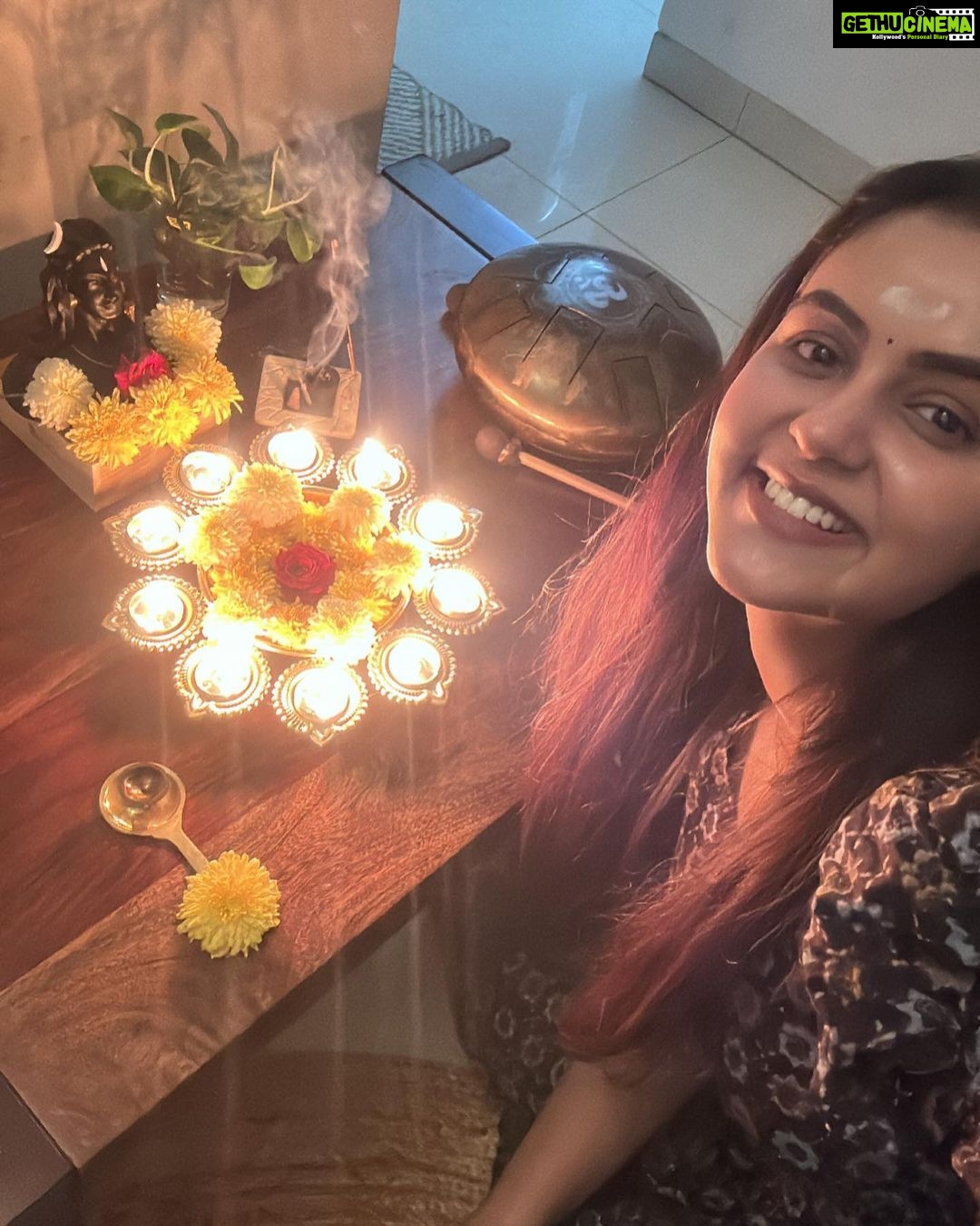 Chaitra Reddy Instagram - 18•2•2023 For the first time I was under full Shivaratri vratha which gave me immense joy celebrating..! So much of peace and enlightenment ✨ After my work travelled to Thiruvannamalai , walked for 16kms - was up the whole night , had a great dharshanam at the temple the next day ..! Had my friends who accompanied me ..! Thank you so much for being there for me ..! ❤️ @deepak_durai_photography @akshitha_ashok__ ..! (Did wonders for the first time ever she was fasting and walked along with me for 4 hours altogether) 😂 #gratitude #mahashivratri #omnamahashivaya Thiruvannamalai,tamilnadu