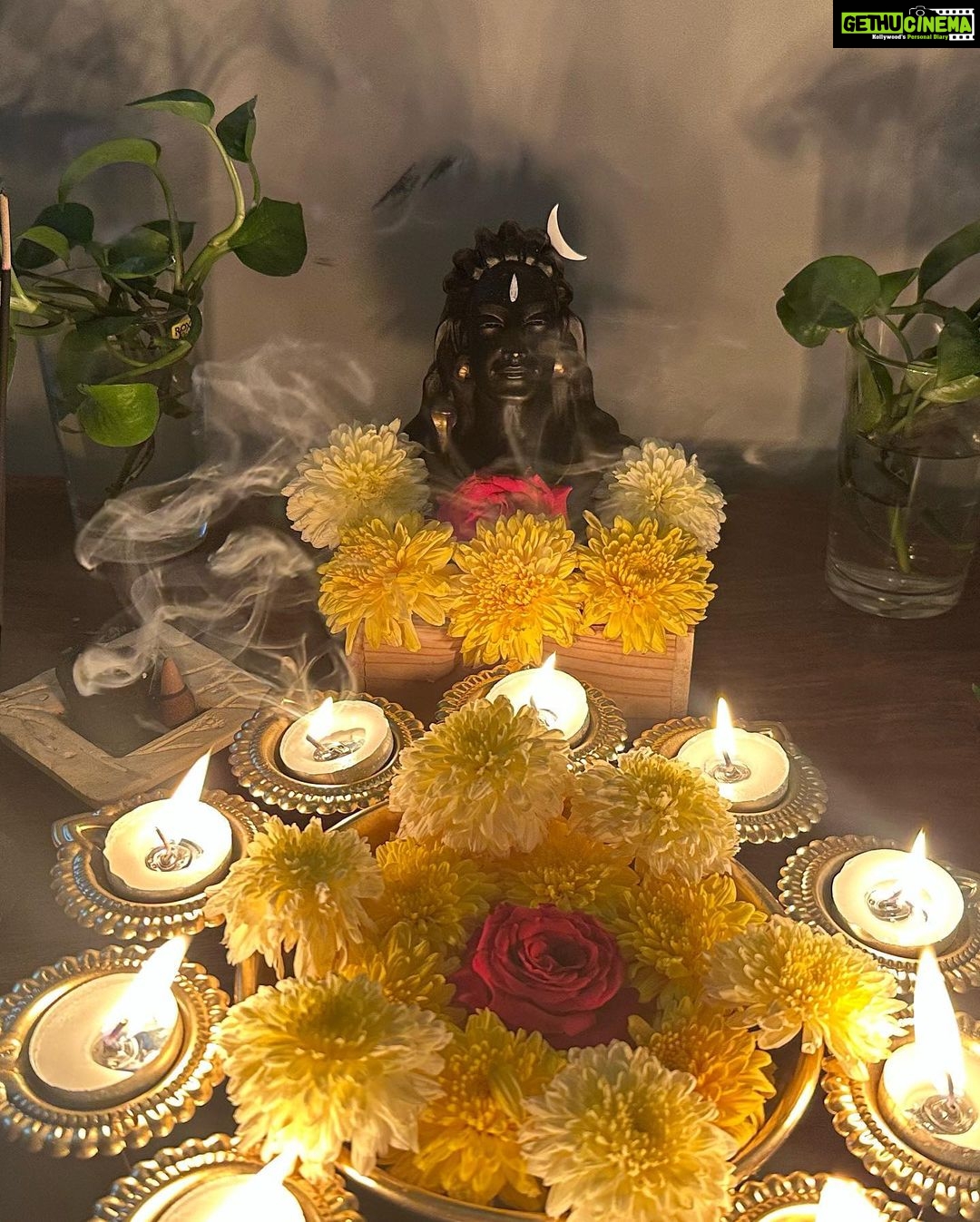 Chaitra Reddy Instagram - 18•2•2023 For the first time I was under full Shivaratri vratha which gave me immense joy celebrating..! So much of peace and enlightenment ✨ After my work travelled to Thiruvannamalai , walked for 16kms - was up the whole night , had a great dharshanam at the temple the next day ..! Had my friends who accompanied me ..! Thank you so much for being there for me ..! ❤️ @deepak_durai_photography @akshitha_ashok__ ..! (Did wonders for the first time ever she was fasting and walked along with me for 4 hours altogether) 😂 #gratitude #mahashivratri #omnamahashivaya Thiruvannamalai,tamilnadu