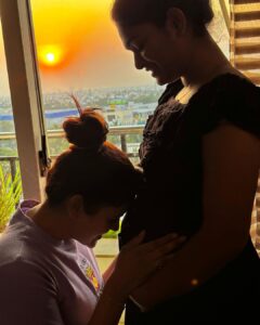 Chaitra Reddy Instagram - Was always wondering who would be having first baby among 4 of us 🙈 
This was a boom shocking news for all of us that our @nakshathra_viswanathan was pregnant 😍 
I’m so happy to see my best Frnd having her baby in her womb , 
(<Happiness is rubbing your best Frnd pregnant belly 😍 >)waiting for junior Nakshu to come out and meet us all ❤️ 

PC : @akshitha_ashok__ 🥰

#bestfriends #pregnancy #love #gratitude #universe