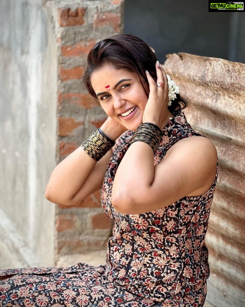 Chaitra Reddy Instagram - Love for bangles never dies 😍❤️ #cousinwedding #native #bangles