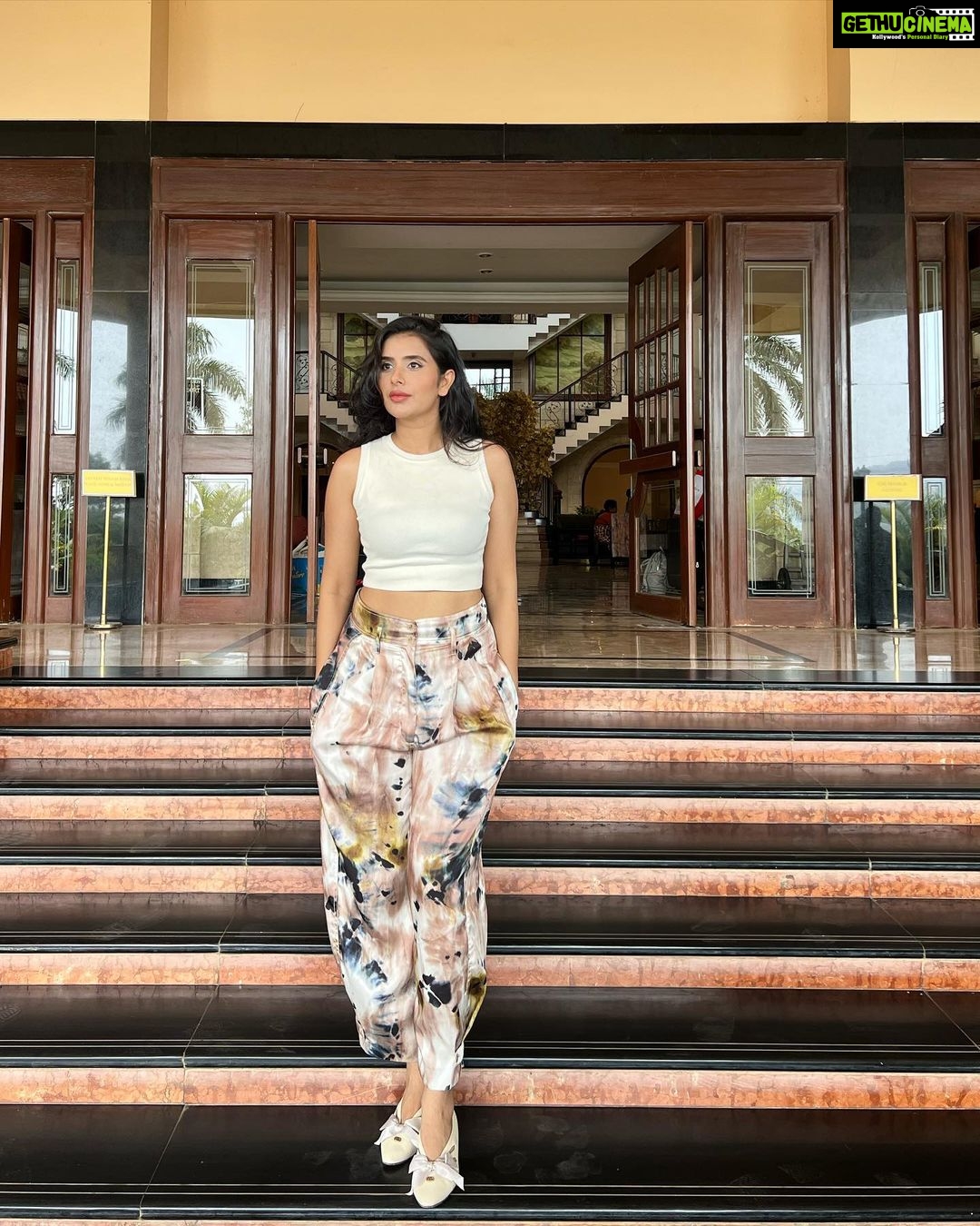 Charu Asopa Instagram - You glow differently , when You’re actually happy❤️