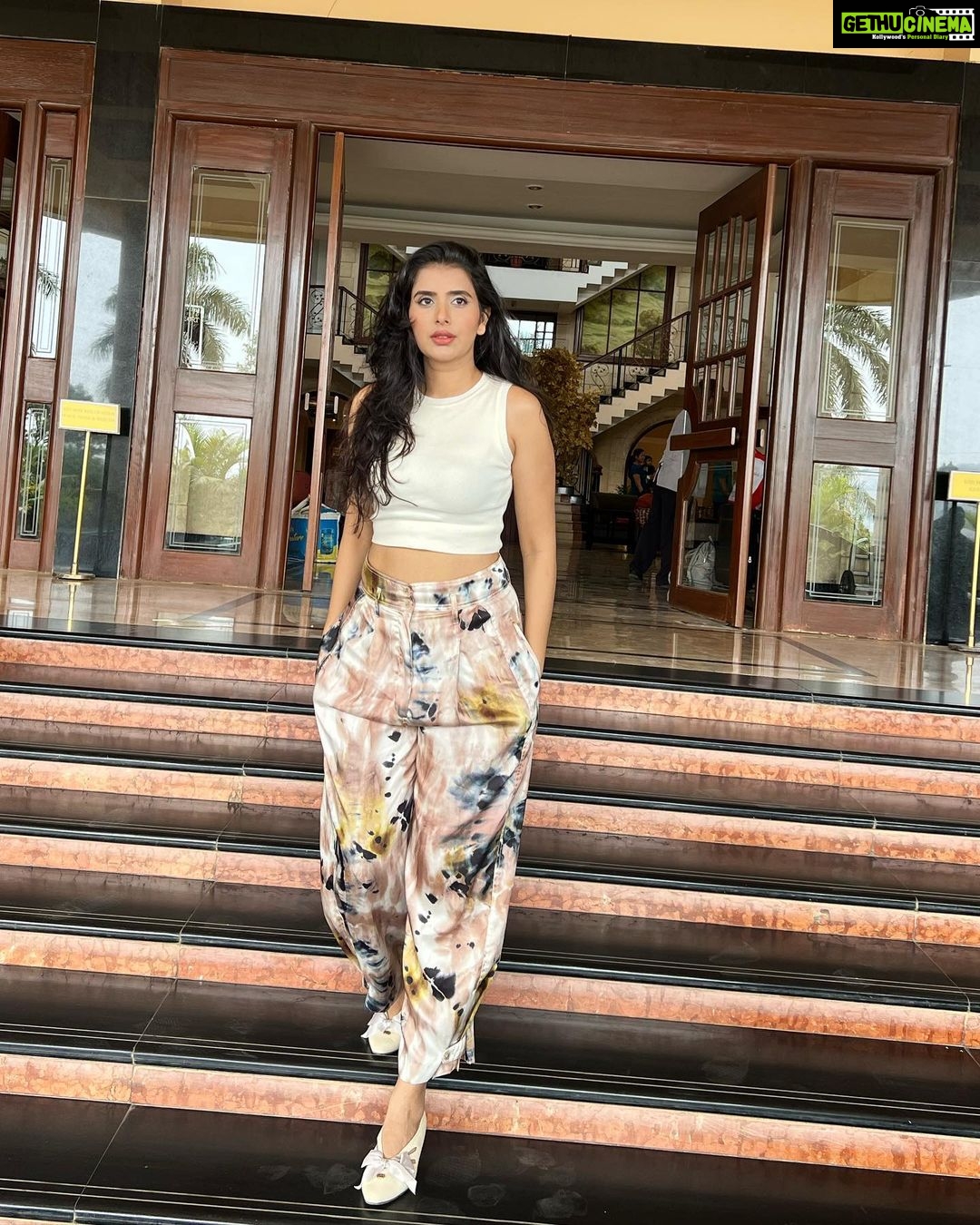 Charu Asopa Instagram - You glow differently , when You’re actually happy❤️