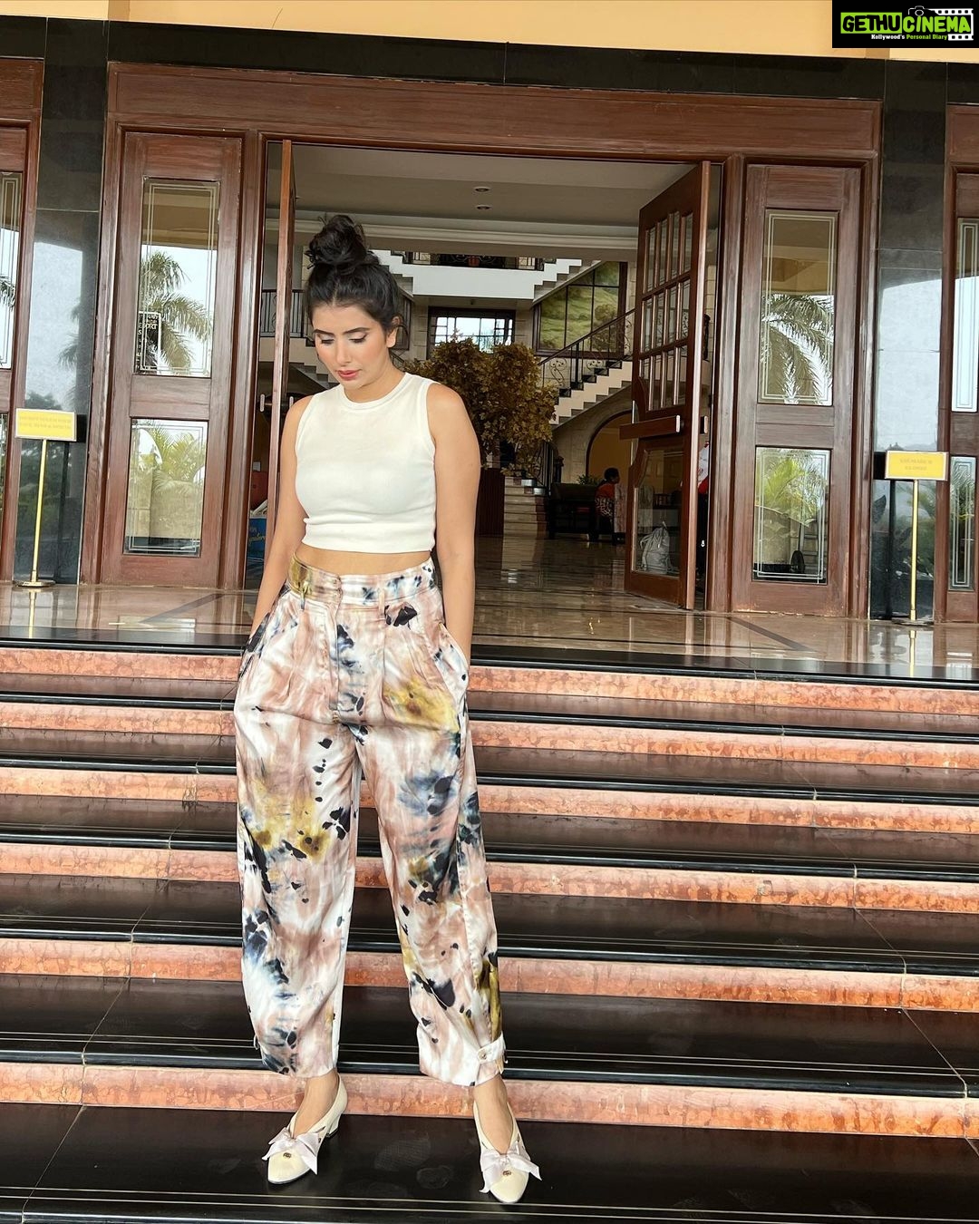 Charu Asopa Instagram - You glow differently , when You’re actually happy❤️