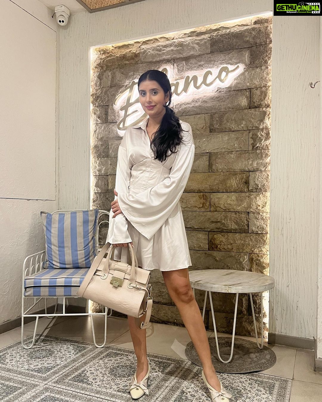Charu Asopa Instagram - Last night was all about good company ,good food, good conversation with some April Fool pranks….. 😉