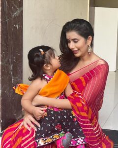 Charu Asopa Instagram - Seeking blessings from Maa Durga. #ashtamipuja 🙏❤️🧿