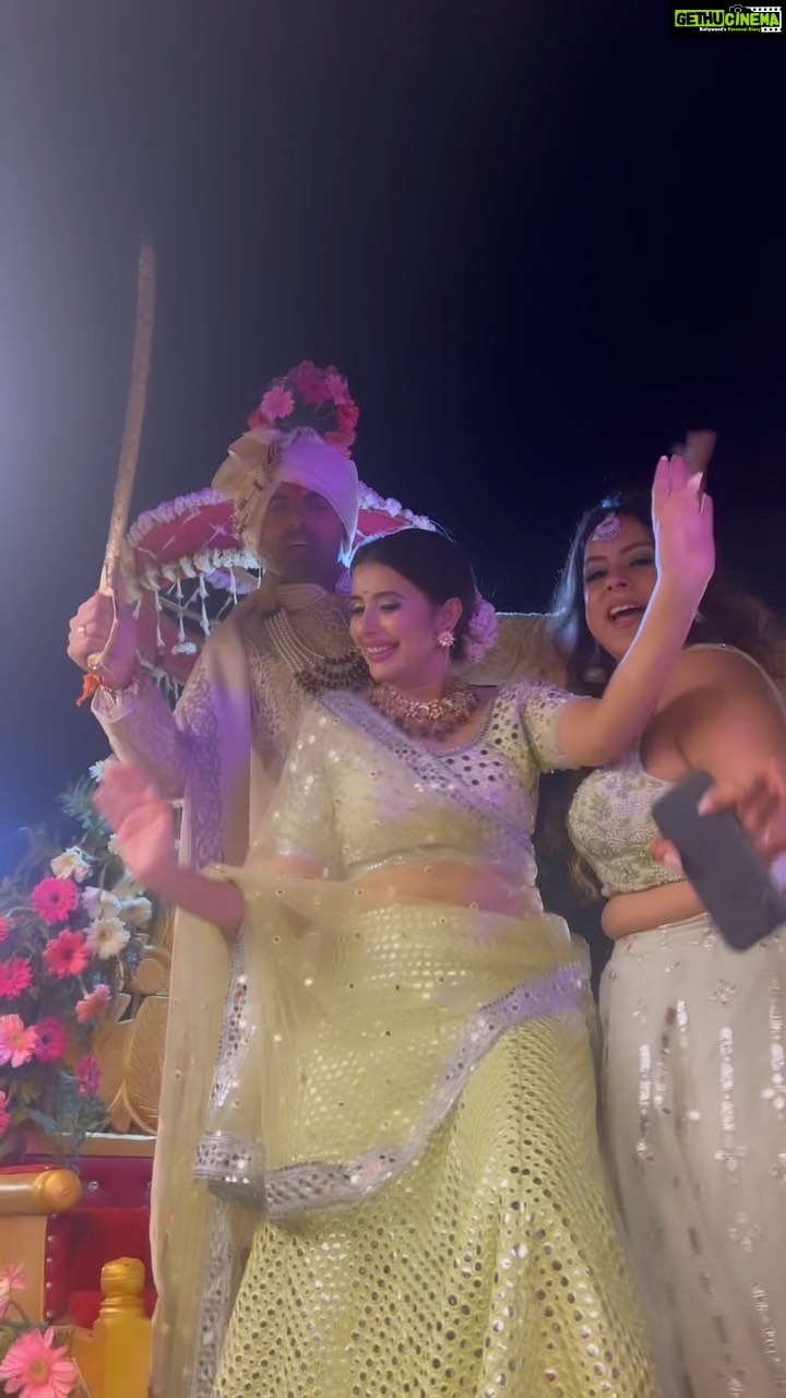 Charu Asopa Instagram - Dost ki baraat…💃😍🧿 #ribhukikirti ❤️ @ribbhu.mehra_djribz @kirtidamistry_official @kriplanijuhi