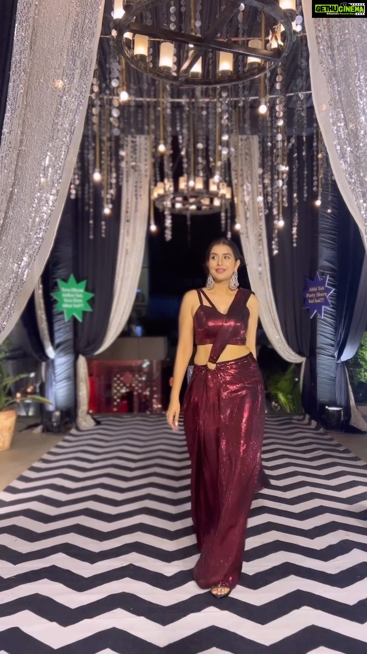 Charu Asopa Instagram - Thank you @shilpsaxena for this beautiful outfit 😘🤗💃