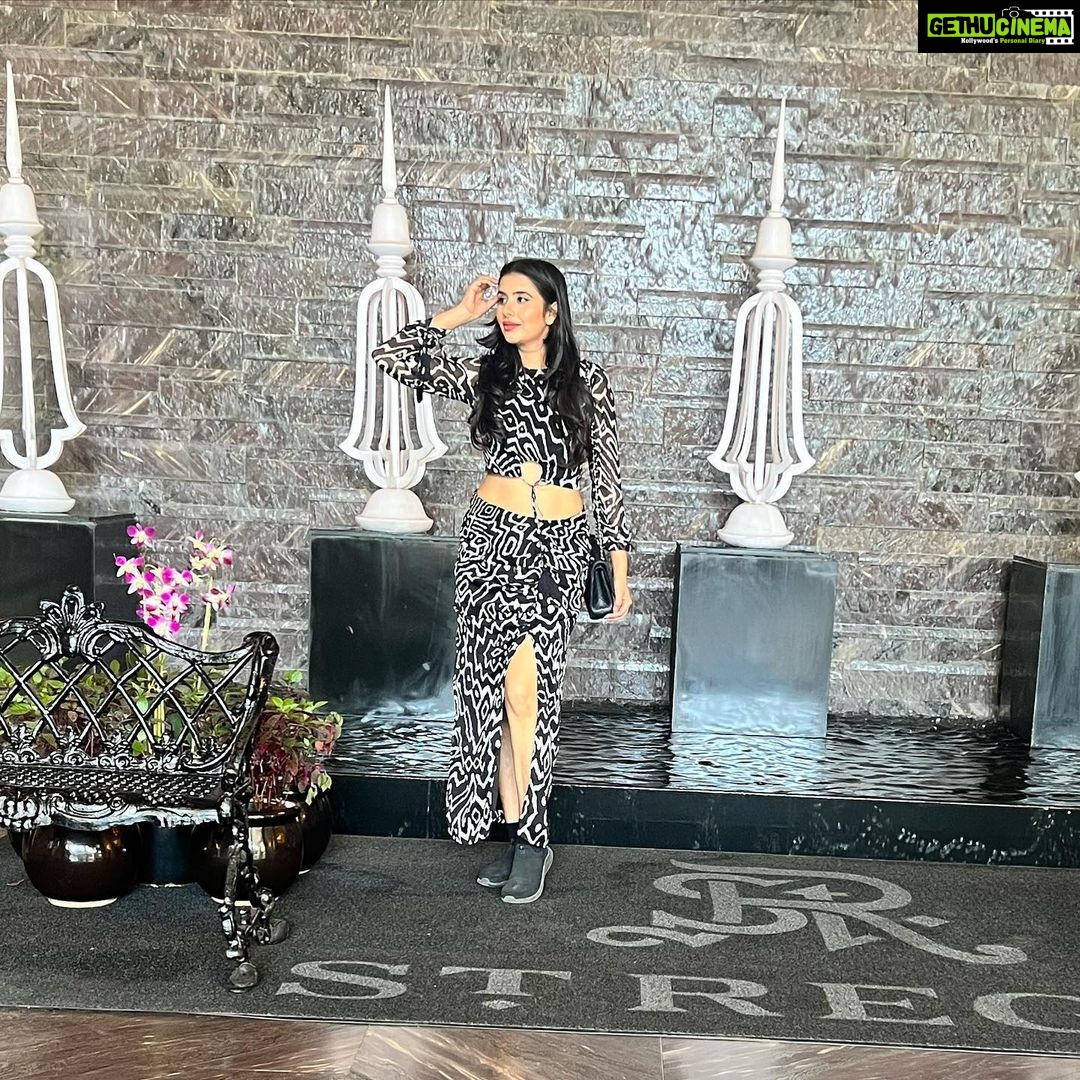 Charu Asopa Instagram - Only love today. Be kind to yourself. Outfit- @younglings_india The St. Regis Mumbai