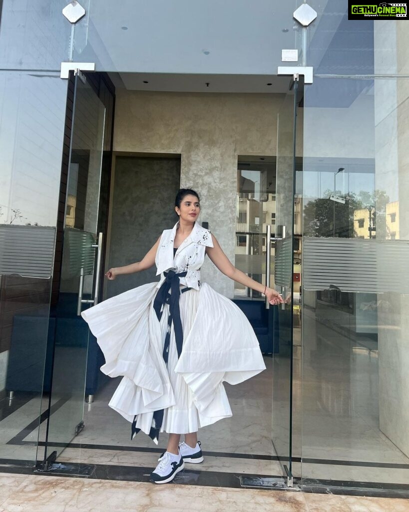 Charu Asopa Instagram - When I am wearing white, I get the most charming vibes.😉 Mumbai - मुंबई