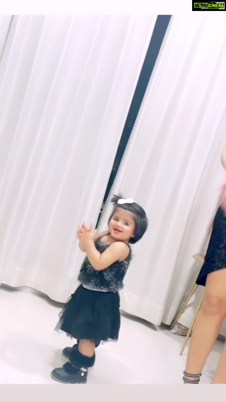 Charu Asopa Instagram - Happy new year to everyone 😘🥳💃