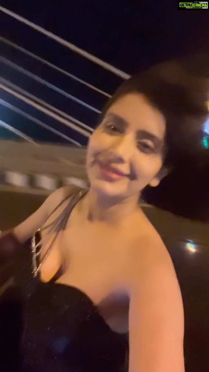 Charu Asopa Instagram - Happily entering into 2023💃❤️😍