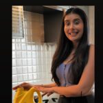 Charu Asopa Instagram - Despite the chaos, I am able to follow a healthy routine; all thanks to zero cholesterol Gulab Groundnut Oil by @gulaboilsindia Made with 100% natural ingredients, it keeps me in shape and also lets me indulge in my favourite dishes. Try today! @manifoldbrandstudio #actress #essentialoils #nochemicals #stayfit #stayhealthy #zerocholesterol #reels #edibleoils #gulaboils