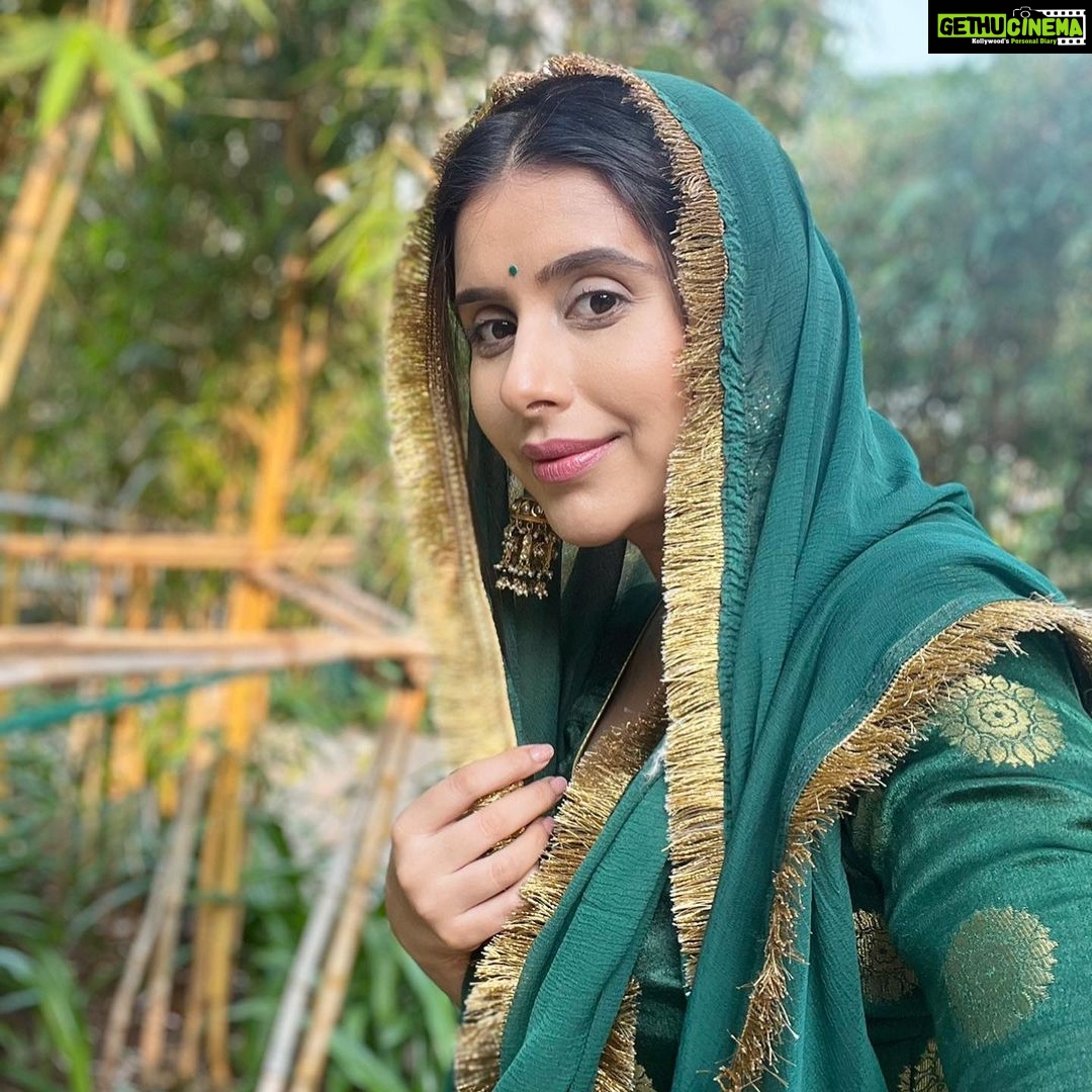 Charu Asopa Instagram - Happy lohri to everyone 🙏🤗❤️