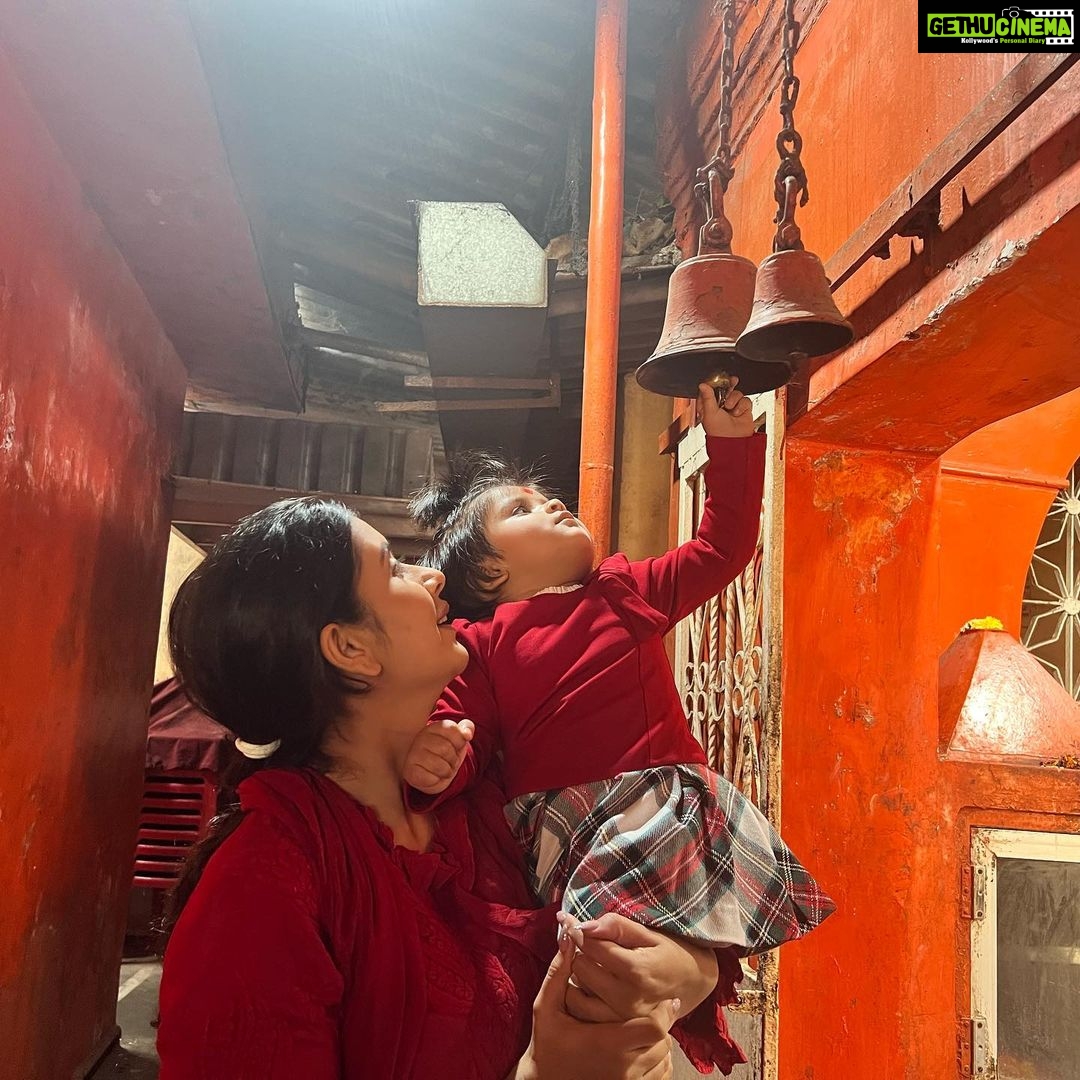 Charu Asopa Instagram - We are starting our new year with the blessing of God🙏❤️👩👧