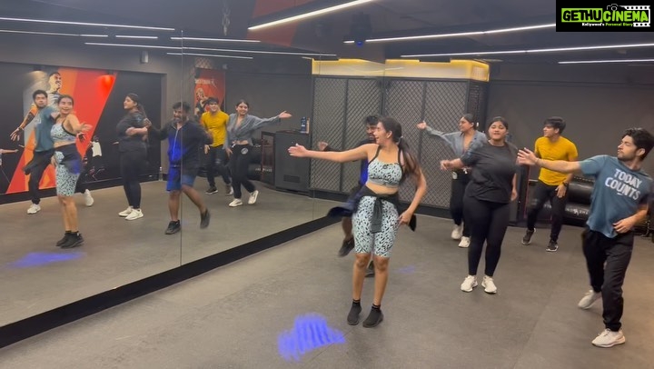 Charu Asopa Instagram - Don’t let anyone Dull your sparkle ✨ Choreography by @ravie_akahday