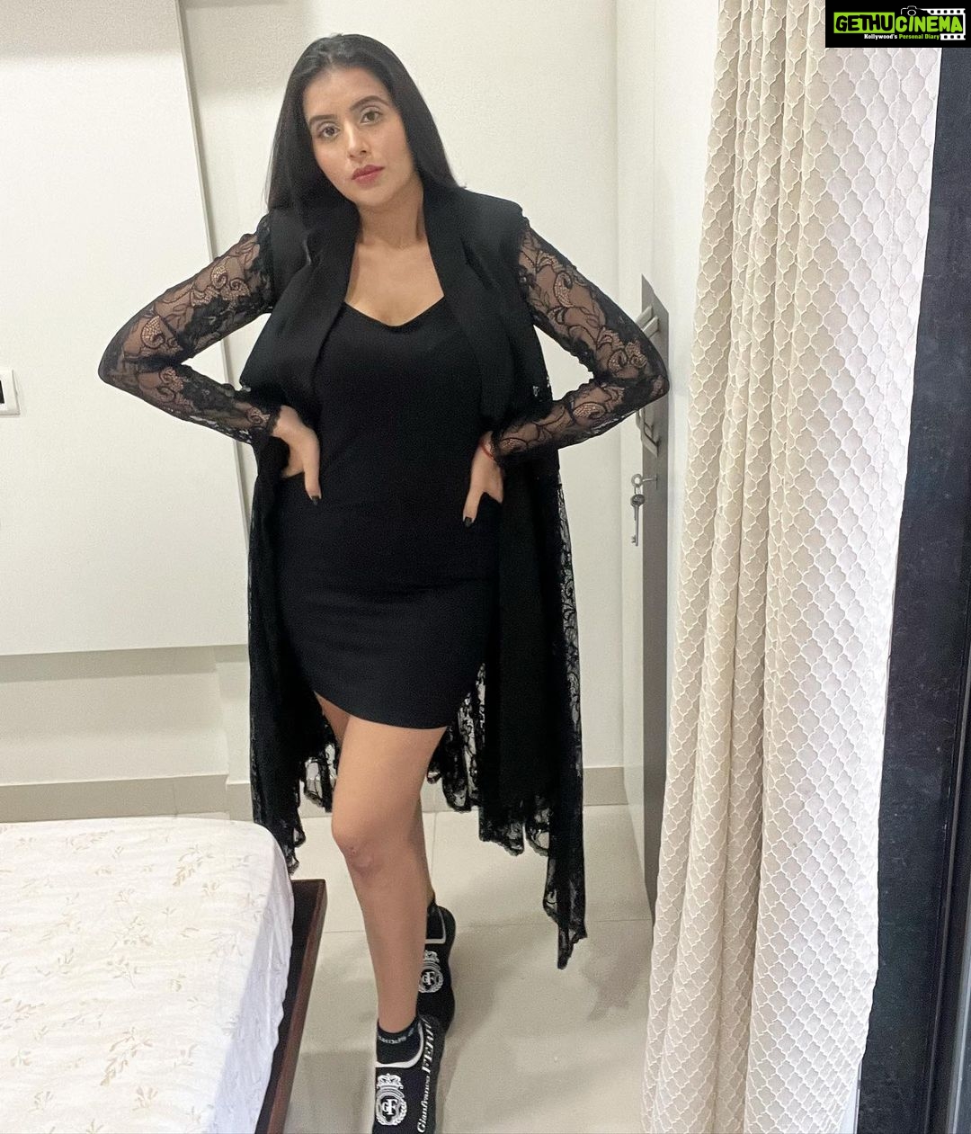 Charu Asopa Instagram - 🖤 Picture credit @reneesen47