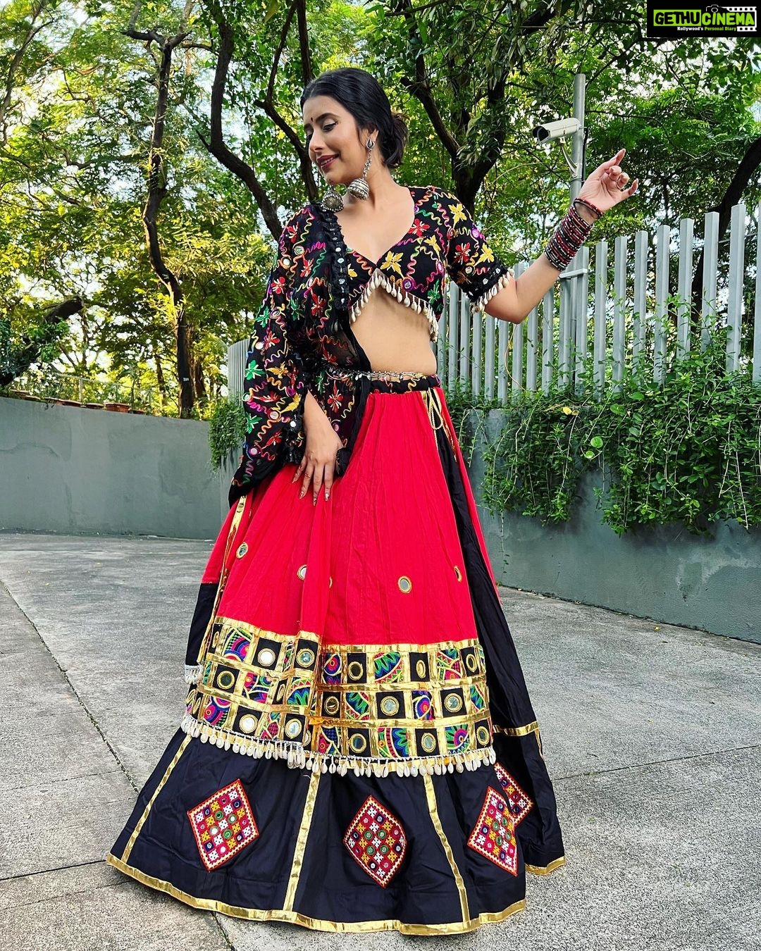 Charu Asopa Instagram - Love this beautiful garba outfit by @gaba_creation_byanjalisharma . Thank you Anjali for making such a beautiful outfit for me. Love you so much ❤️😘🤗