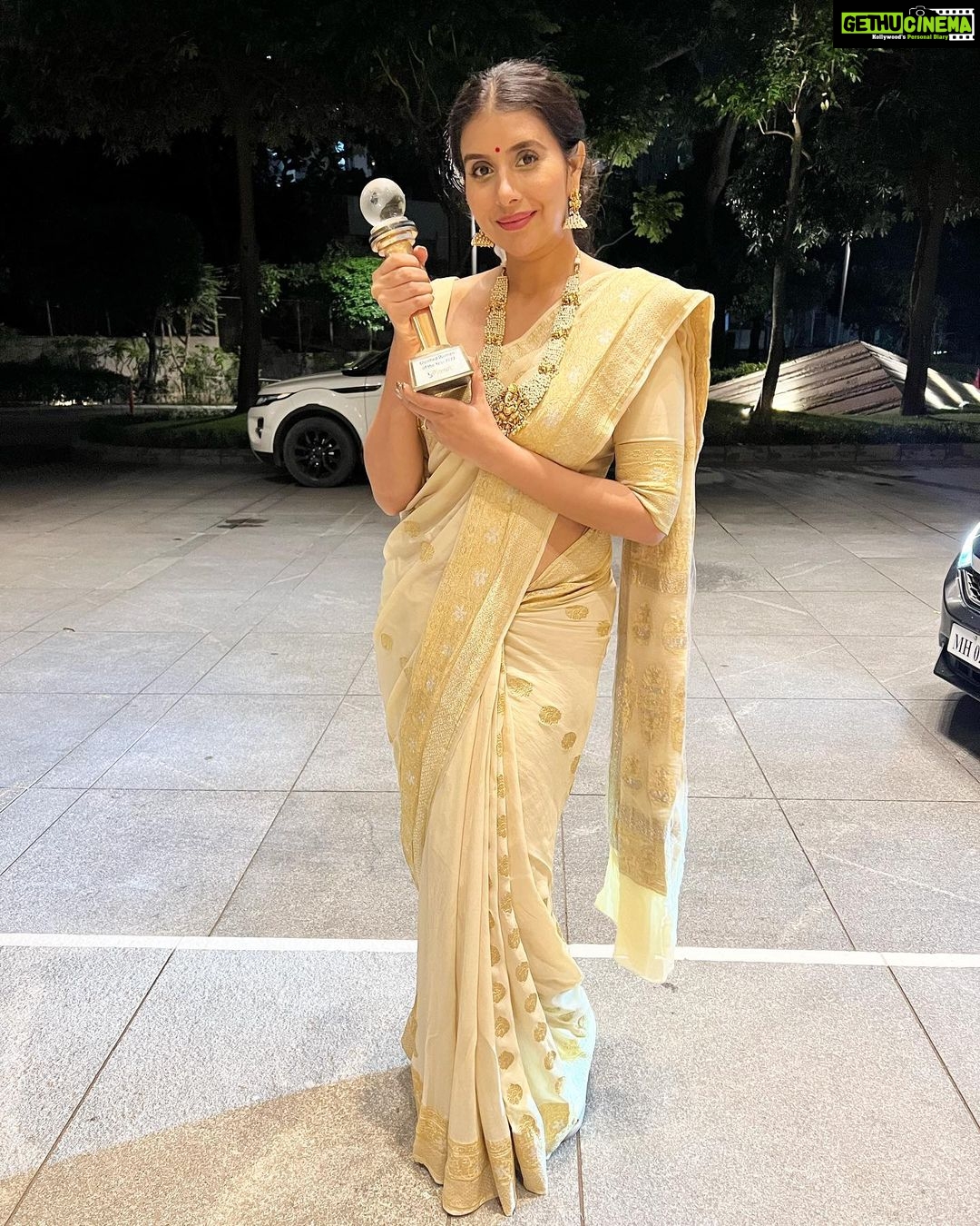 Charu Asopa Instagram - Thank you #nationalgloryaward So today on Ziana’s 11 month bday I got this award of glorified woman of the year 2022 . This one is very special ❤️