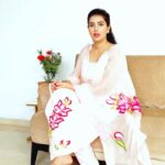 Charu Asopa Instagram - Waqt ki ek khaas baat hoti hai ki, woh badalta zaroor hai. Aur aaj ke zamaane ki Maa iss badalte daur mein, apni betiyon ko khulke jeene ki azaadi de rahi hai. Aisi hi ek Maa hai Aparajita, jo har aurat ke liye ek misaal hai. Aap bhi miliye usse, #MainHoonAparajita mein, aaj se, Mon-Sat, shaam 7:30 baje, sirf @zeetv par.