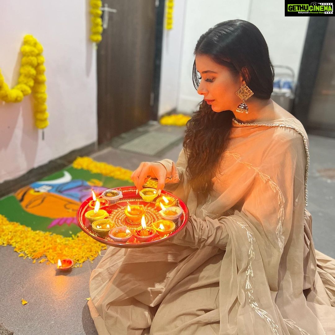Charu Asopa Instagram - Happy diwali everyone ❤️🪔🤗🙏