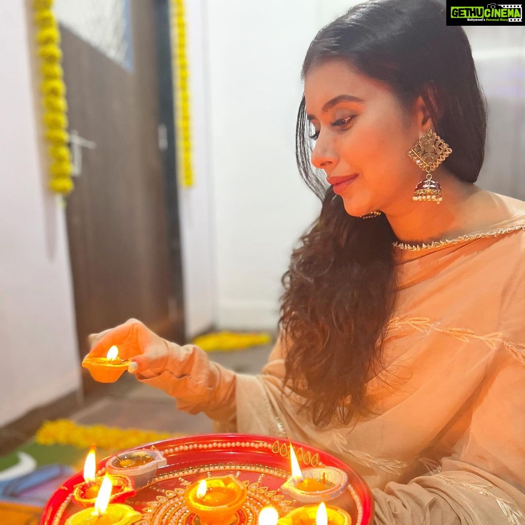Charu Asopa Instagram - Happy diwali everyone ❤️🪔🤗🙏