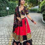 Charu Asopa Instagram - Love this beautiful garba outfit by @gaba_creation_byanjalisharma . Thank you Anjali for making such a beautiful outfit for me. Love you so much ❤️😘🤗