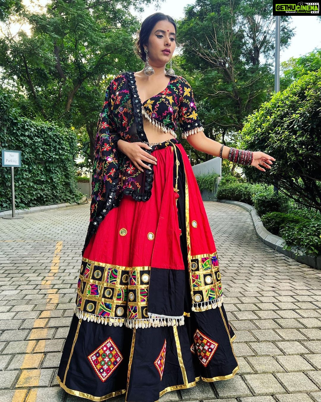 Charu Asopa Instagram - Love this beautiful garba outfit by @gaba_creation_byanjalisharma . Thank you Anjali for making such a beautiful outfit for me. Love you so much ❤️😘🤗