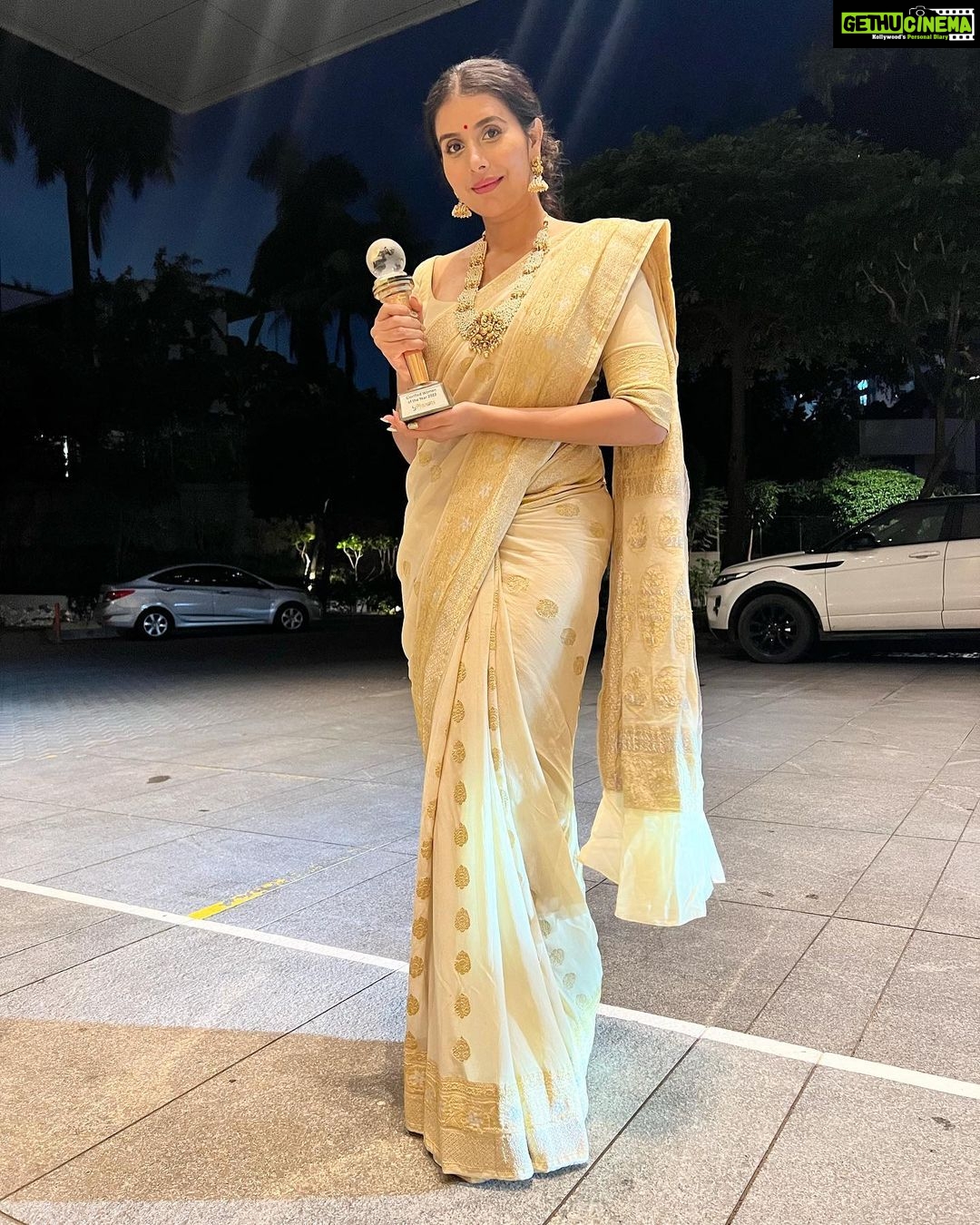 Charu Asopa Instagram - Thank you #nationalgloryaward So today on Ziana’s 11 month bday I got this award of glorified woman of the year 2022 . This one is very special ❤️