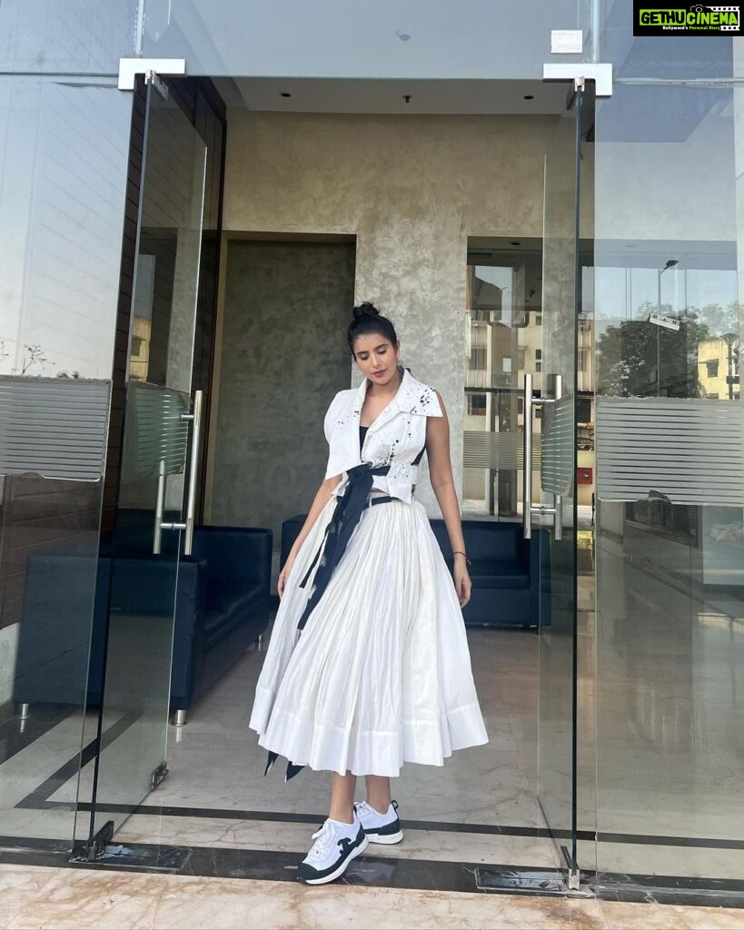 Charu Asopa Instagram - When I am wearing white, I get the most charming vibes.😉 Mumbai - मुंबई