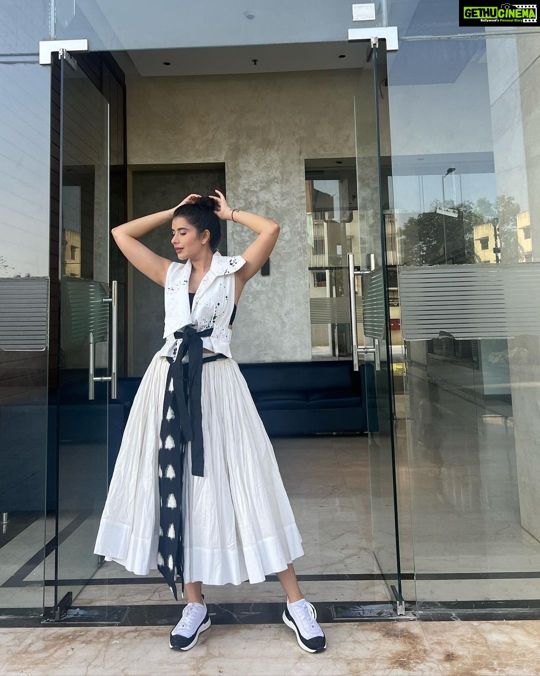 Charu Asopa Instagram - When I am wearing white, I get the most charming vibes.😉 Mumbai - मुंबई