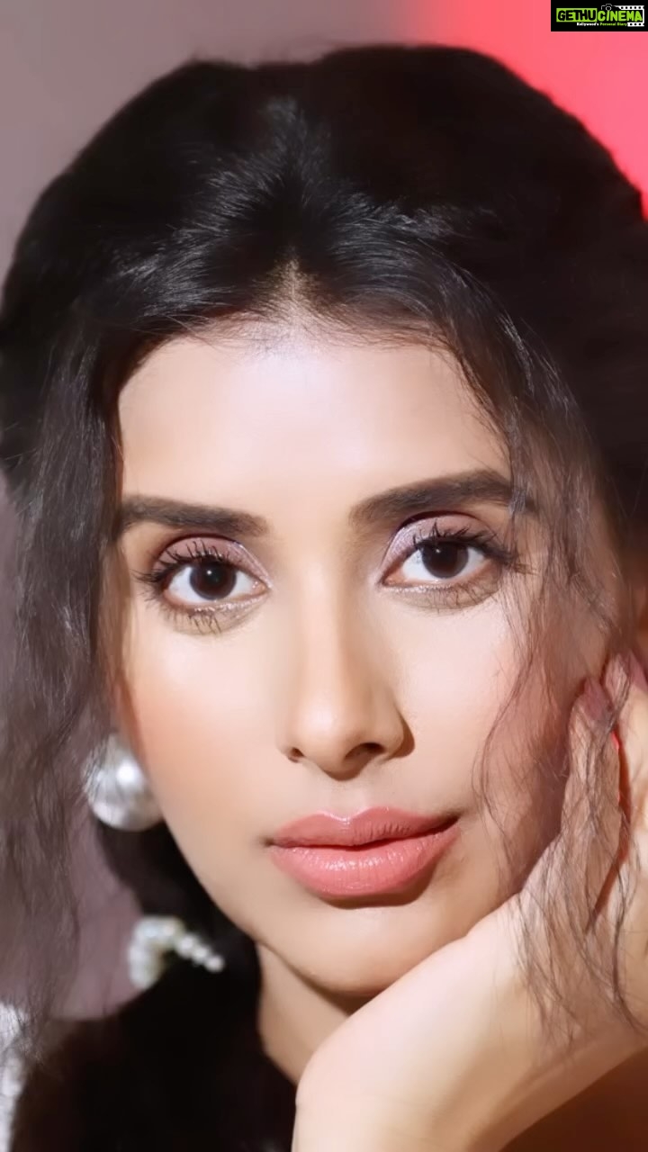 Charu Asopa Instagram - Clicked by @ajaypatilphotography Makeup- @hairandmakeupbypinks Hair done by @kanizfatima_hairstylist Hair assistant- @ashapatel_makeup Jewellery - @the_jewel_gallery Styled by @shilpsaxena