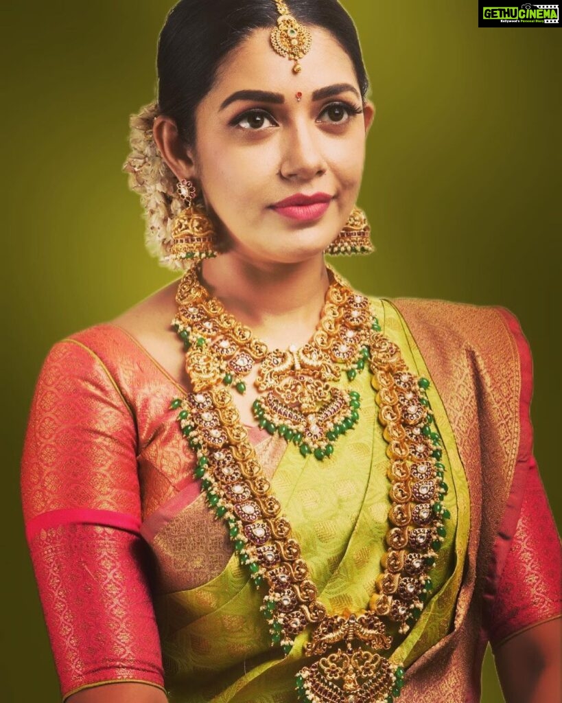 Chaya Singh Instagram - Every girl thinks of her D’day at least once in her lifetime 💚💖 Jewellery: @fineshinejewels Designer: @nithiyamogli & @rafiullah78 Make up & hair: @maddinagiribabu Clicked by: @ajjjoveih #wedding #dreams #actress #photoshoot