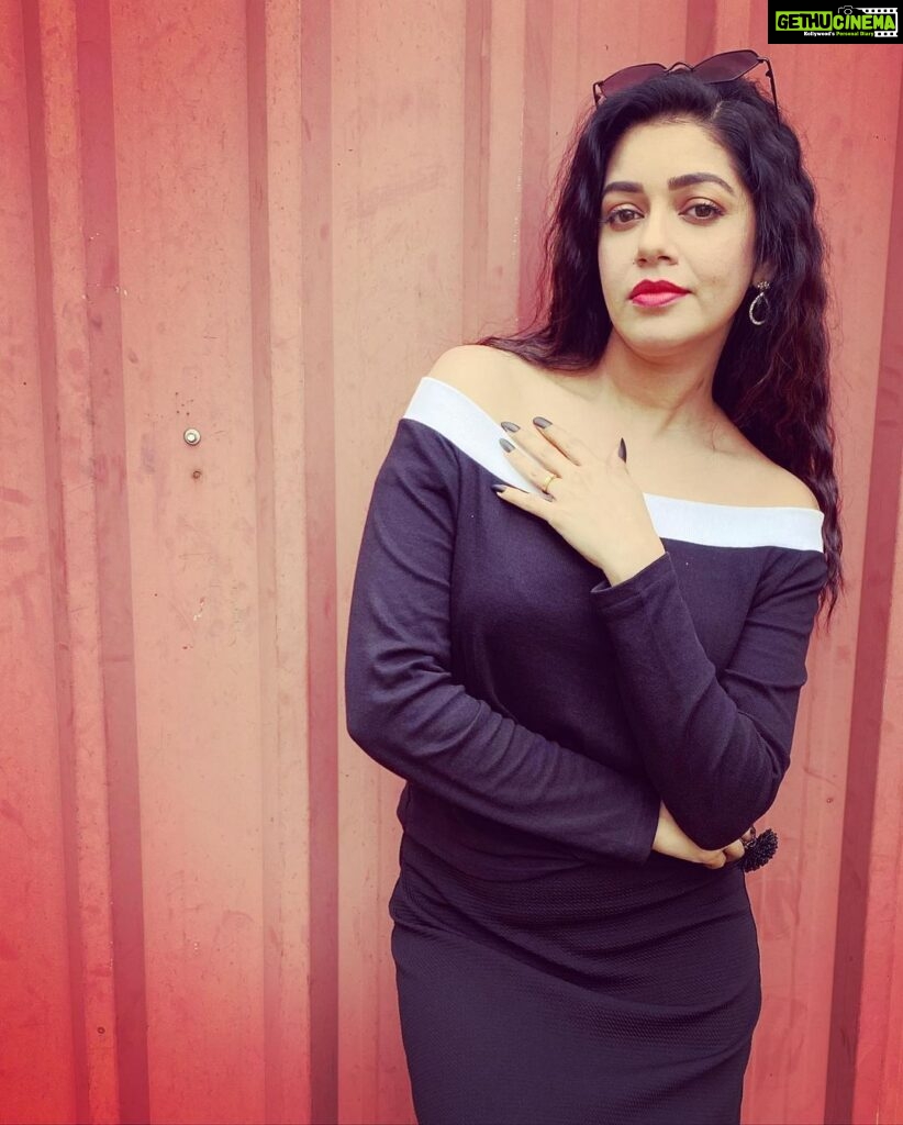 Chaya Singh Instagram - You are just monochrome behind all the colourful chaos 🖤🤍 #ootd #ranjana #pooveunakkaga #suntv #weekendvibes #monochrome #fashion #picoftheday #clicked