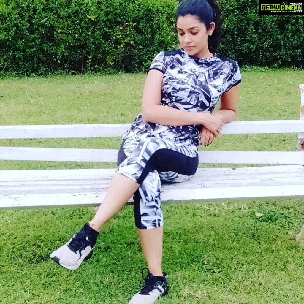 Chaya Singh Instagram - Sometimes all you need to do is sit back n breathe. #relax #chill #lawn #enjoylife #thankgod #fashion #style #monochrome