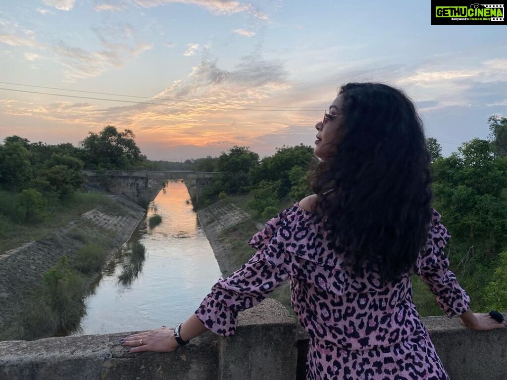 Chaya Singh Instagram - Evening is the time for peace where there is no tension to cease✨ Styled by @nithiyamogli #inbetweenshoot #click #ootd #sunsetphotography #shotoniphone #nofilter #calm #fashion #stylish
