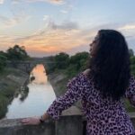 Chaya Singh Instagram - Evening is the time for peace where there is no tension to cease✨ Styled by @nithiyamogli #inbetweenshoot #click #ootd #sunsetphotography #shotoniphone #nofilter #calm #fashion #stylish