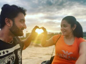 Chaya Singh Instagram - Seizing the fleeting moment❤️
#sunsetphotography #saturdayvibes #happyweekend #meltingsun #couplegoals #beach #togetherforever #loveu