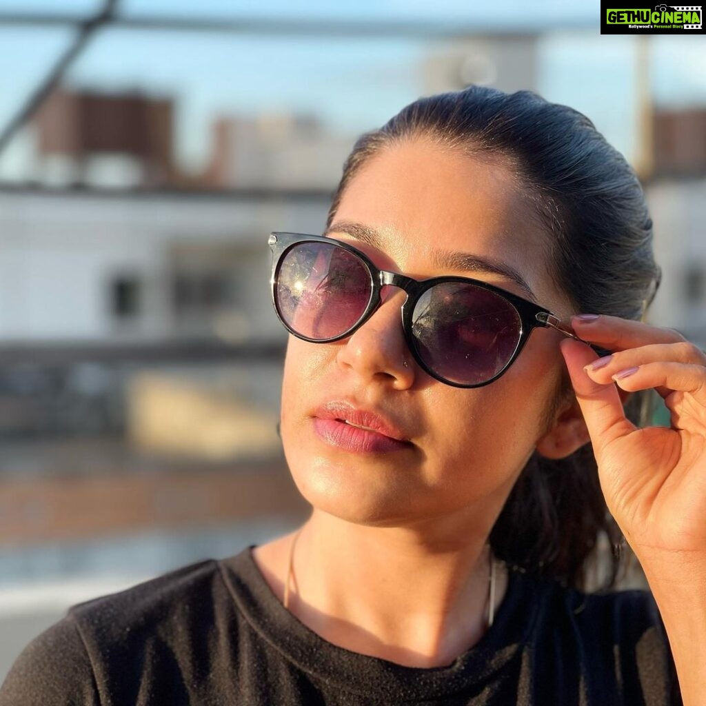 Chaya Singh Instagram - The moon only glows wen kissed by the sun. PC: @arunmanipalani #nofilter #sunsetphotography #quotes#picoftheday #weekendvibes #saturdaymood #glowingskin #loveyourself