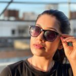 Chaya Singh Instagram - The moon only glows wen kissed by the sun. PC: @arunmanipalani #nofilter #sunsetphotography #quotes#picoftheday #weekendvibes #saturdaymood #glowingskin #loveyourself