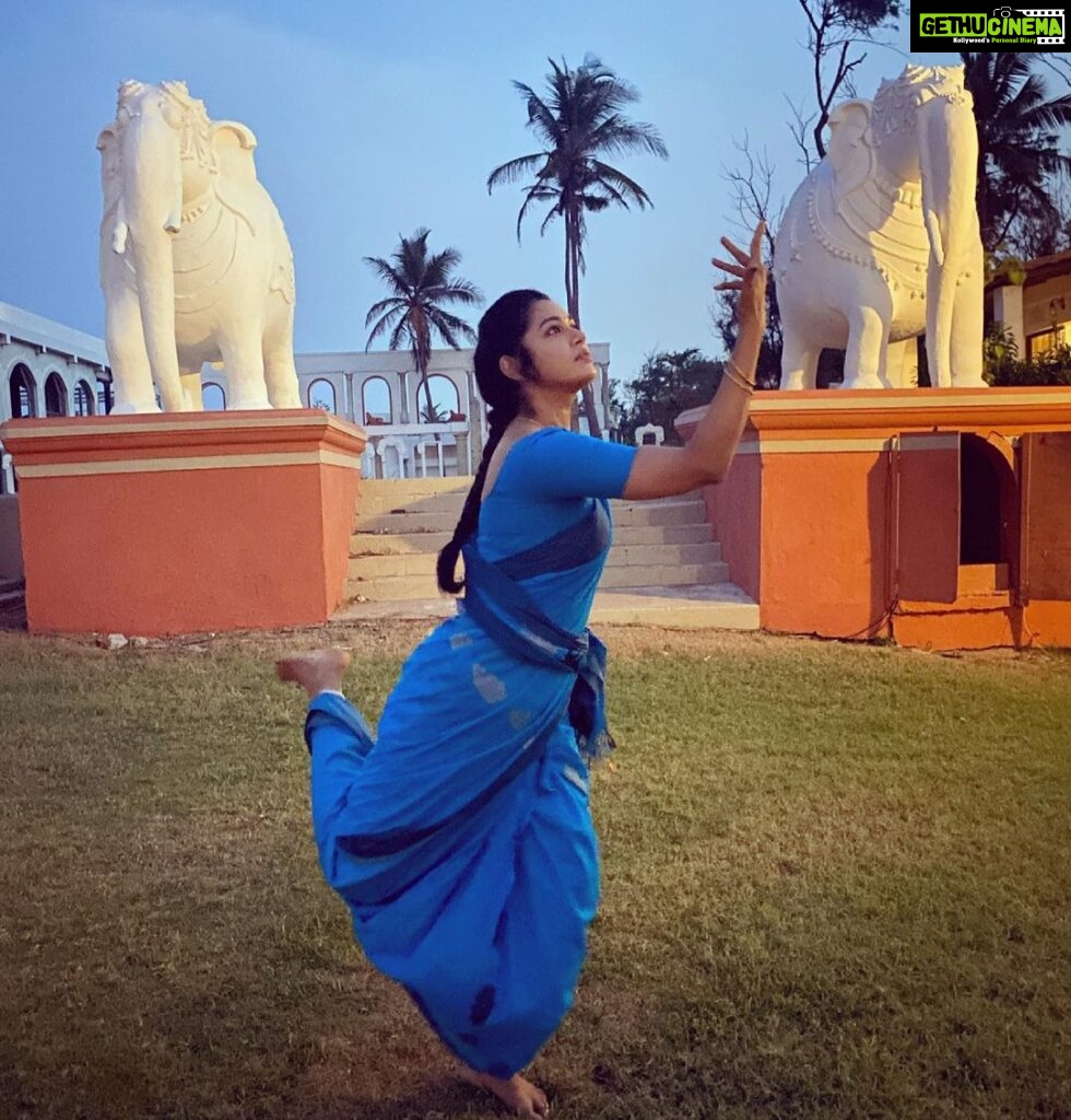 Chaya Singh Instagram - I dance to breathe ✨ #internationaldanceday #dance #passion #indiandance #feelalive VGP Golden Beach Resort
