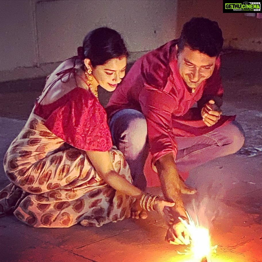 Chaya Singh Instagram - Happy Deepawali everyone✨May this festival of light brighten ur lives #happydiwali #happydeepawali #celebration #festival #couplegoals #twining #together Basaveshwara Nagar