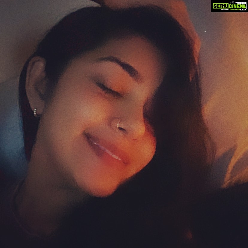 Chaya Singh Instagram - Everyone glows given the right lighting✨💫 #sunday #glow #glowingskin #smile #picoftheday #weekend #happy #post #nomakeup #clicked