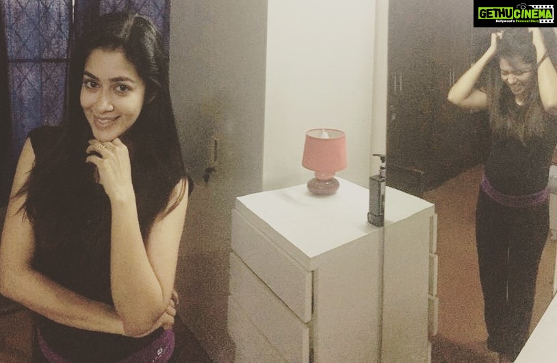 Chaya Singh Instagram - I can’t tell if this lockdown is killing me or making me strong PC: hubby getting innovative #picoftheday #lockdown #quarantine #frustrated #weekend #strongwomen #stayhome #staysafe #innovation #insideout