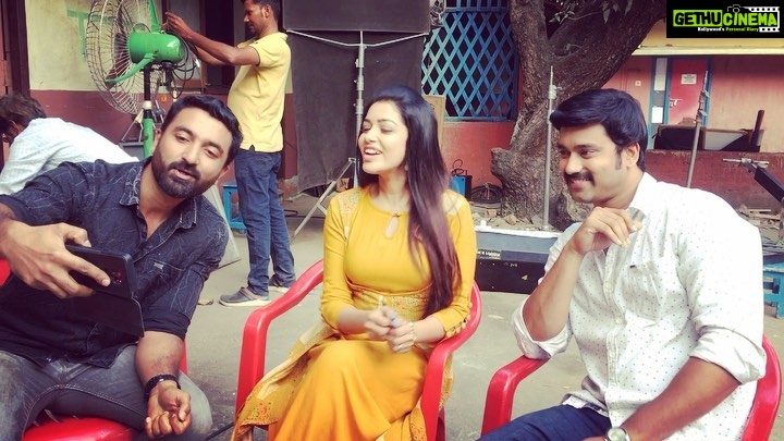 Chaya Singh Instagram - Men will be men😜 #fun #goofy #dreamgirl #run #runserial #suntv #sociallysun #vikatan #royalstag #onthesets