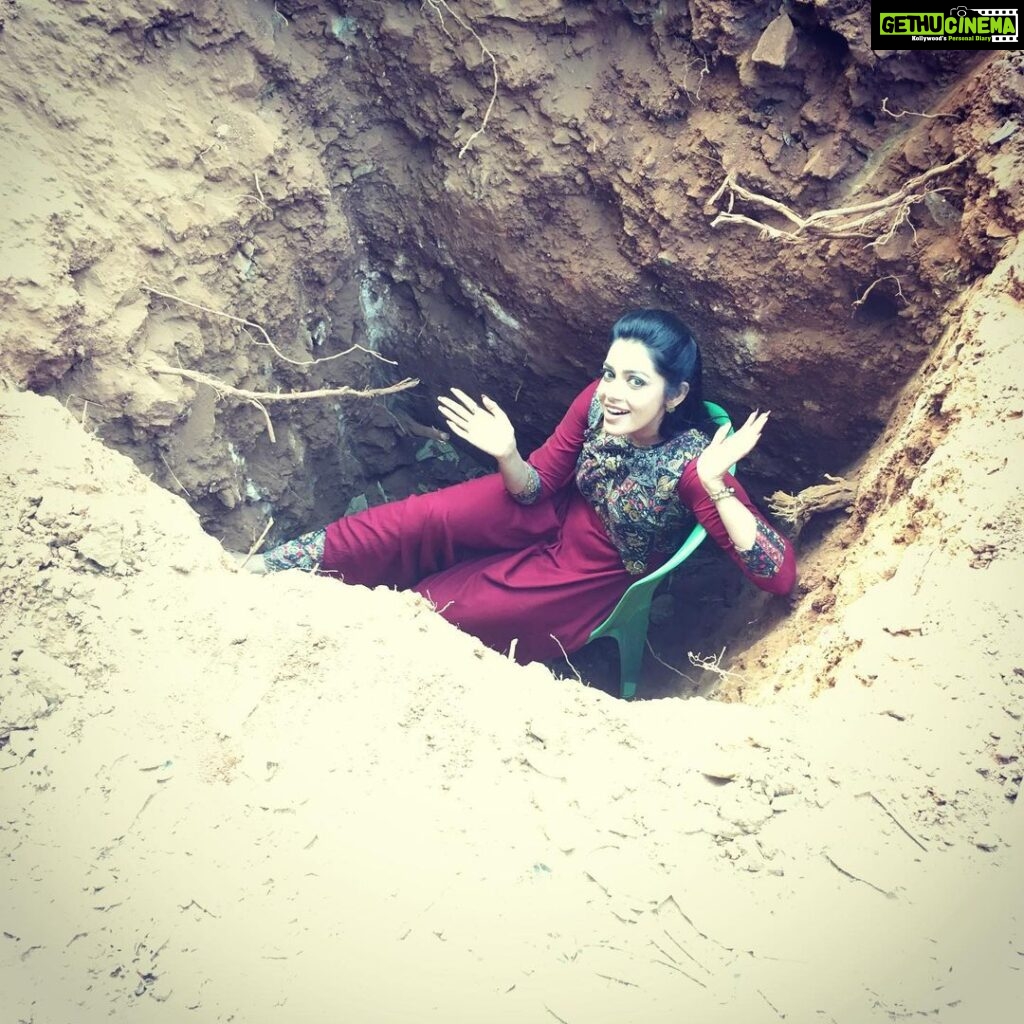 Chaya Singh Instagram - Failure is a bottomless pit ready to devour you. If you always look up and never look down, failure is void. #pit #quotes #motivationalquotes #inspirationalquotes #actorslife #nandini #nandiniserial #udayatv