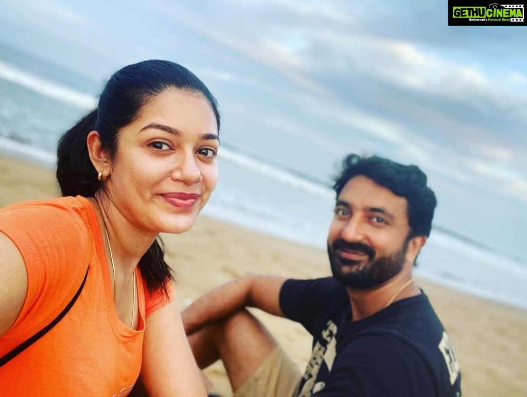 Chaya Singh Instagram - Seizing the fleeting moment❤ #sunsetphotography #saturdayvibes #happyweekend #meltingsun #couplegoals #beach #togetherforever #loveu