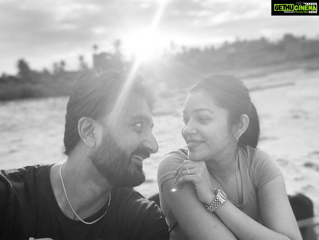 Chaya Singh Instagram - Seizing the fleeting moment❤️ #sunsetphotography #saturdayvibes #happyweekend #meltingsun #couplegoals #beach #togetherforever #loveu